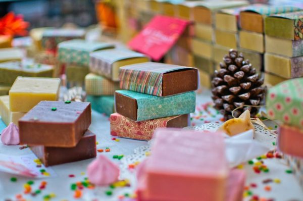 se laver les cheveux avec du savon en barre de shampoing