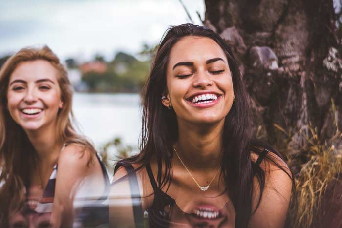 senyum gadis dengan rambut sihat licin