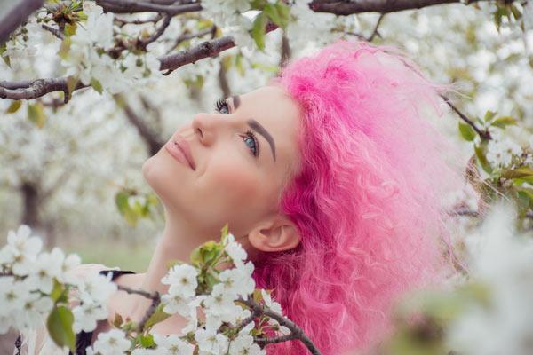 rambut pendek merah jambu kerinting